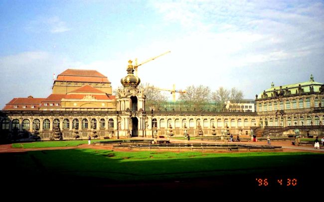 ツヴィンガー宮殿(内庭)<br /><br />さあいよいよアルテマイスター美術館とノイエマイスター美術館へ足を運ぶことにします。<br /><br />★Pension Am Renner<br />シングル<br />&#12320; Rudolf-Renner-Stra&#223;e 10  01157 Dresden<br />シングル３０ユーロ<br />２人部屋４０ユーロ<br />朝食 ＋５ユーロ/人<br />http://www.pension-am-renner.de/<br />&#9993; info@pension-am-renner.de<br />http://maps.google.co.jp/?ie=UTF8&amp;ll=51.050427,13.691622&amp;spn=0.00025,0.00071&amp;t=h&amp;z=21&amp;brcurrent=3,0x0:0x0,1<br />http://www.pension-am-renner.de/Lage.html