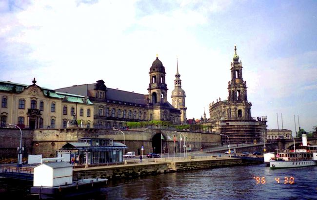 このあと遊覧船に乗って<br />エルベ下りを楽しみました♪<br /><br />*ドレスデンの穴場ホテル<br />【TRANSMAR Leonardo】<br />&#12320; Bambergerstrasse 12 <br />〒01187 Dresden<br />&#9742; +49 (0)351/4660-0<br />&#9993; dresden@transmar-hotels.de<br />*Nächste Haltestelle(最寄りの停留所) Bamberger Strasse 市内バス82番<br />Stadtteil(m 市街区) Plauen地区<br />http://www.tripadvisor.com/Hotel_Review-g187399-d230388-Reviews-Best_Western_Leonardo_Hotel-Dresden_Saxony.html<br />http://www.expedia.com/pub/agent.dll?qscr=dspv&amp;flag=l&amp;itid=&amp;itdx=&amp;itty=&amp;from=f&amp;foop=0&amp;hwrq=&amp;htid=108557&amp;spsh=&amp;spsi=&amp;crti=4&amp;nfla=1&amp;mdpcid=21187-1.ExpediaHotelImages<br /><br />【Romantik Hotel Pattis】<br />旧市街の西7kmにある<br />豪華5ッ星城館ホテル<br />素晴らしい装飾の館内と部屋、庭園...<br />公共の交通機関まで1km離れていますが<br />優雅なひと時をおくれます。<br />&#12320; Merbitzerstrasse 53<br />〒01157 Dresden Bundesland Sachsen<br />&#9742; +49 (0)351/4255-0<br />最寄りはDBのKemnitz駅RE15番とRB31番の他<br />94番バスも800m手前まで運行<br />http://www.pattis.de/<br />↓日本語で安く予約できます<br />http://www.bookings.nl/city/de/dresden.ja.html?aid=303234;label=newspecials<br />*宿の写真http://www.pattis.de/bildergalerie/hotelansicht.jpg<br />*場所特定は下の地図で＾＾<br />http://www.stadtplandienst.de/<br /><br />【STEIGENBERGER PARKHOTEL】豪華ホテルです<br />SLで有名なラーテボイル･オスト駅から北西へ1km以内、4番トラム Schildenstrasse 停留所から200m<br />&#12320; Nizzastrasse 55  <br />〒01445 Dresden<br />http://www.parkhotel-dresden.steigenberger.de/aw/Hotels/Steigenberger_Parkhotel_Dresden-Radebeul/~bzsp/Englisch/<br /><br />↓日本語で安く予約できます<br />http://www.bookings.nl/city/de/dresden.ja.html?aid=303234;label=newspecials<br />http://www.worldhotels-japan.jp/germany/radebeul/hotel_drspar.html<br />*↓で4番トラムの時刻を調べてみてください。<br />http://www.dvbag.de/fahrplan/liniensearch.asp<br />4トラムで直接ドレスデン旧市街へ行けます。<br />日中1時間に4本はあります。<br /><br />【HOTEL VILLA SORGENFREI】<br />STEIGENBERGER PARKHOTELの少し裏にあります。<br />同じ4番トラム Schildenstrasse から500m<br />SLで最初のWeisses Rob駅から1kmの距離です。<br />&#12320; Augustusweg 48  <br />〒01445 Radebeul<br />&#9742; +49 (0)351 795 666 0<br />info@hotel-villa-sorgenfrei.de<br />http://www.hotel-villa-sorgenfrei.de/<br />http://www.urlaub-anbieter.com/Haus-Sorgenfrei.htm<br />↓英語版がありました。<br />http://www.hotel-rates.com/germany/dresden/hotel-villa-sorgenfrei.html<br /><br />★キムホテル(僻地にあり)<br />http://www.kim-hotel.de/<br />http://www.elbflorenz.de/hotels.html