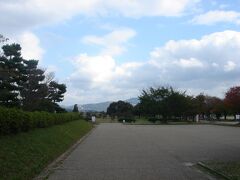 宝山寺を後に、生駒から再び近鉄奈良線にゆられて、今日の本来の目的地、平城宮跡に到着。
中学校の修学旅行で車窓からみて、
ずっと来てみたいと思ってました。１０年後、大阪に住む様になって念願かない、今日が３回目の訪問です。
なんかリラックス出来る場所なんです。

