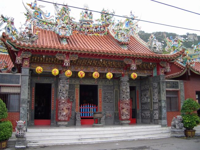 台湾の廟宇... 久し振りだな！柴山小学校の下にある山海宮は柴山の地元の人たちの信仰センターとして朱府千歳（しゅふせんざい）を奉ります。
