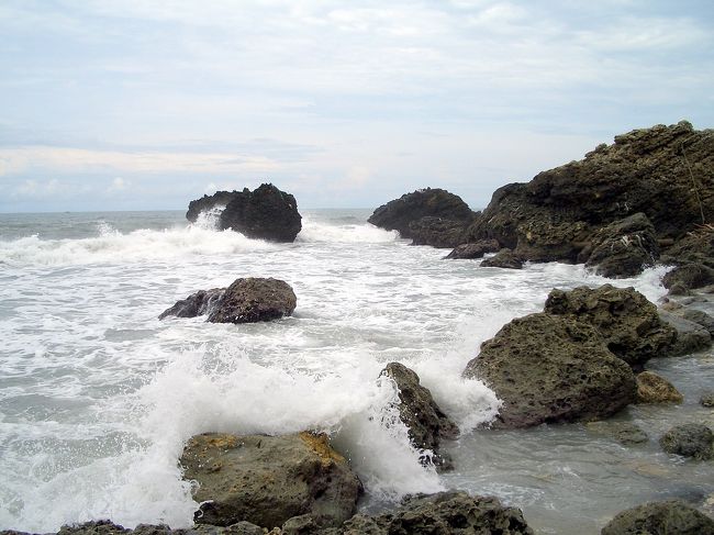 従弟けんちゃんと一緒に漂流木や貝殻を拾って台風一過の海へ行っちゃった！ここは高雄市の極西端である。