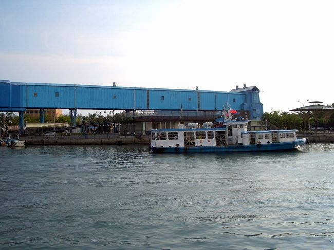 更に東へ行ったと紅毛港に到着しました。この漁港は４００年前ほど、当時のオランダ人が高雄に上陸したところという噂がある。こんなに古いフェリーは既に旗鼓線で見えないんだろうね？