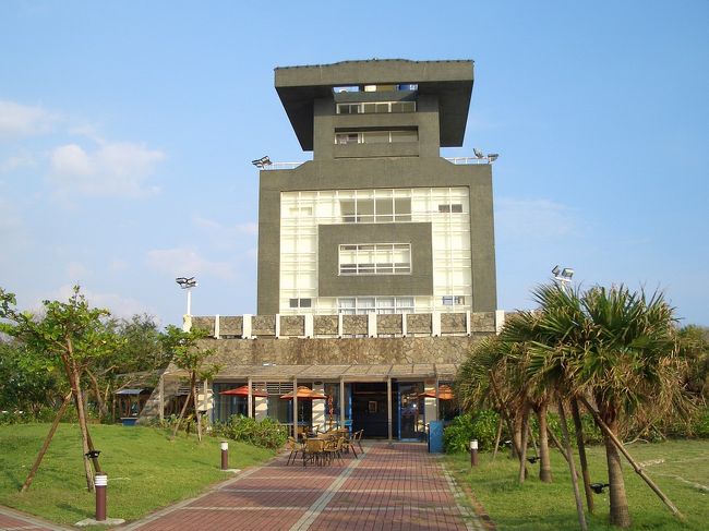 高字塔は１９６７年高雄港務局が第二港口を建設するために、”高”字を外形で設計した信号台です。船や高雄港に対して興味を持ったら、ここもなかなかいい所と思います！