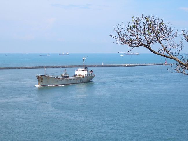 旧打狗英国領事館から西子湾を眺めて、船は徐徐と港に入っていた！