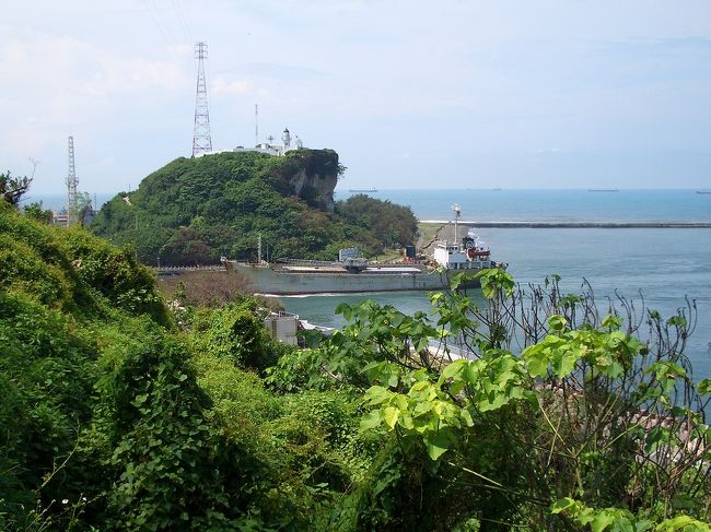 入港している船に手を振りましょう！船のそばにあるのは旗山という丘、かなり有名な高雄灯台は旗山の上にある。