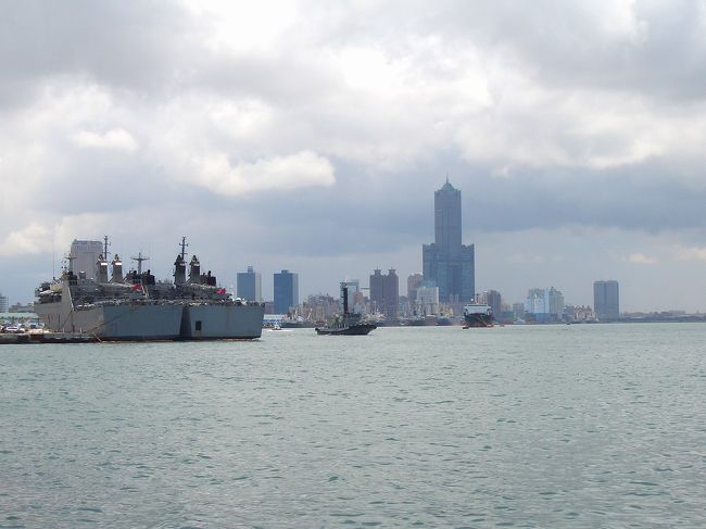 高雄港は台湾第一、世界第六の大港として今までの百年間台湾の経済や産業を守る。この景色は港町の夏の優しさをよく表現します！