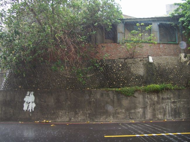 雄鎮北門から離れたと直ぐ大雨が降り始めた... 僕らは傍にある住宅の廊下で雨を避けていた！
