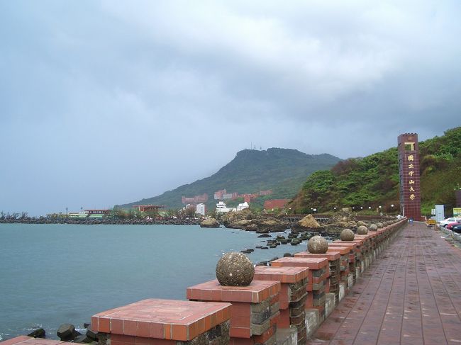 暫く廊下で待ち、やっと雨が止まった。再び西子湾に戻って来た、ここは孫文を記念する中山大学のゲートや校区の一部を見えます。