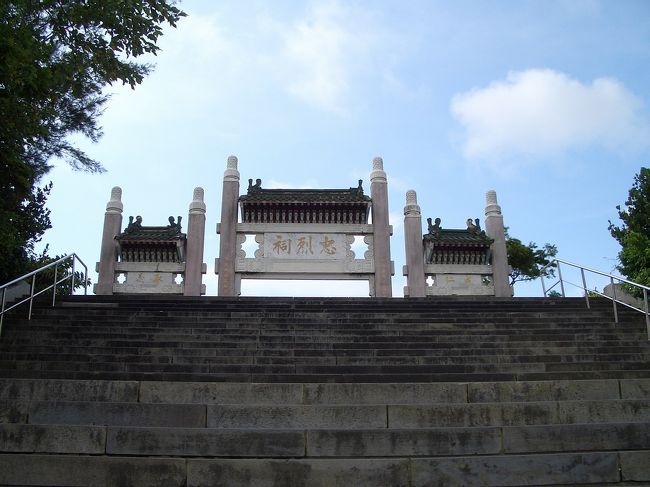 高雄忠烈祠の正面入り口は高いから、元高雄神社のかげがまだ見える！この階段も日本人の造ったものです。