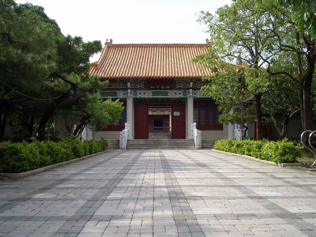 これは山門。高雄の市民に対して今の忠烈祠は祠堂より公園との認め方が多い...