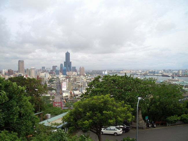 忠烈祠の入り口からの眺め.. 一番高い青いビルは今台湾第二の８５階東帝士大楼です。やっぱり高雄はいいじゃねぇ！