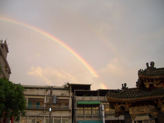 そして振翔さんをできるだけ早く軍営へ送って行くので、晩ご飯はハマセンの代天府の前で乾麺や臭豆腐を食べました。突然に現れた虹が皆にびっくりさせた！