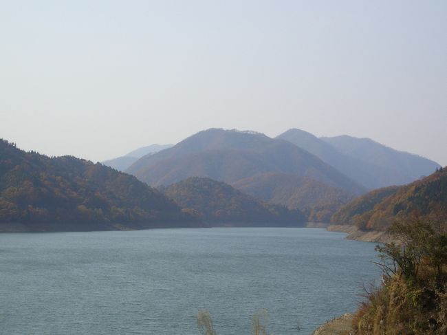 九頭竜湖。<br />くねくねとした道が湖沿いに続く。<br />