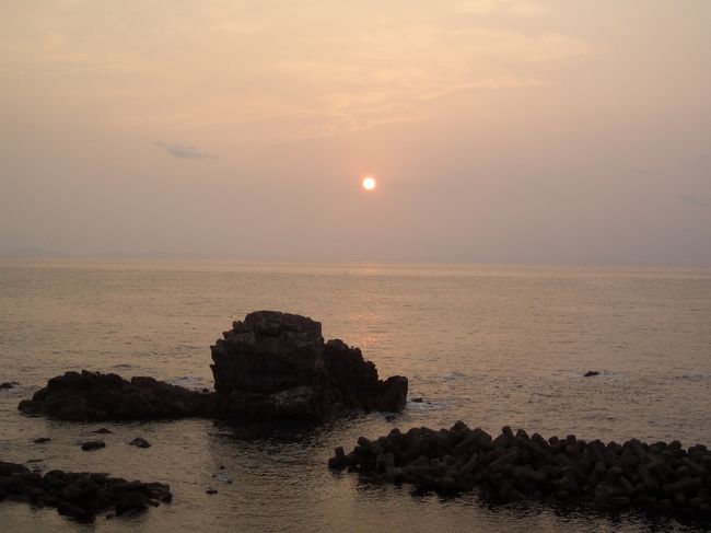 大野市を抜けて、越前へ。<br />今年はとても暖かく海も凪いでいた。<br />旅館の前の海からみた夕陽。<br />