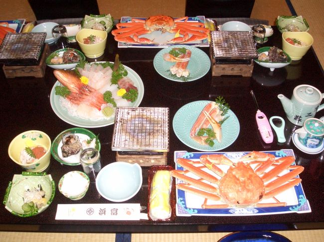 温泉に入っていよいよ、カニづくしの始まり!!!<br />一人に越前カニ一匹。<br />焼きがに、あわびとさざえの刺身。<br />魚のお刺身と甘エビ〜☆<br />あれ？今年はカニ刺しないの？？？