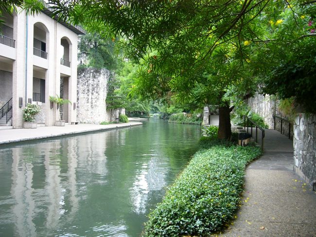 昼間から夜にかけて、リバーウォークの川岸のテーブルは、いつも食事をする人でにぎわっています。