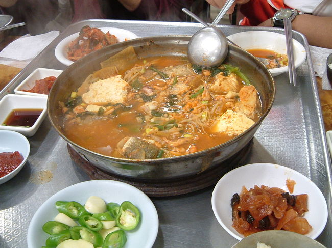 深夜の出発のため到着日の行動開始はゆっくりめ。<br />お昼にクァンジャン市場へ...<br />ビビンバを食べるつもりで行ったのに良い匂いにつられてメウン湯を食す。<br />すごく辛かったけど美味しかったよ〜　体もぽっかぽか。