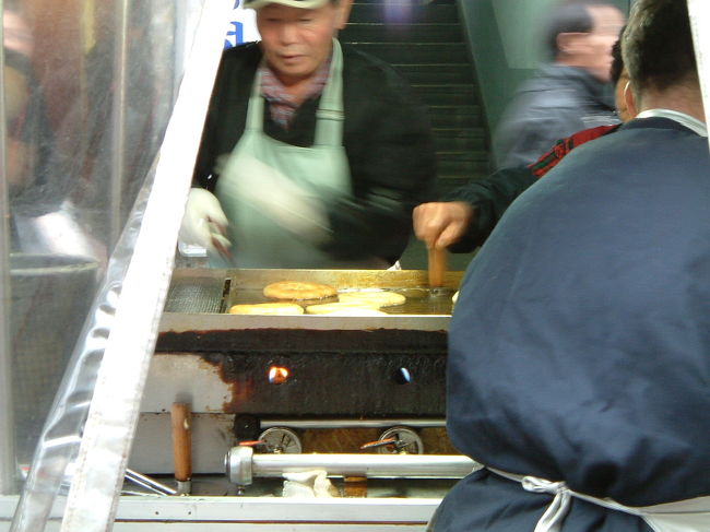 これはインサドンの通りで焼いてるホトクッ<br />中身は蜂蜜。屋台によっていろいろ中身が変わるそう。