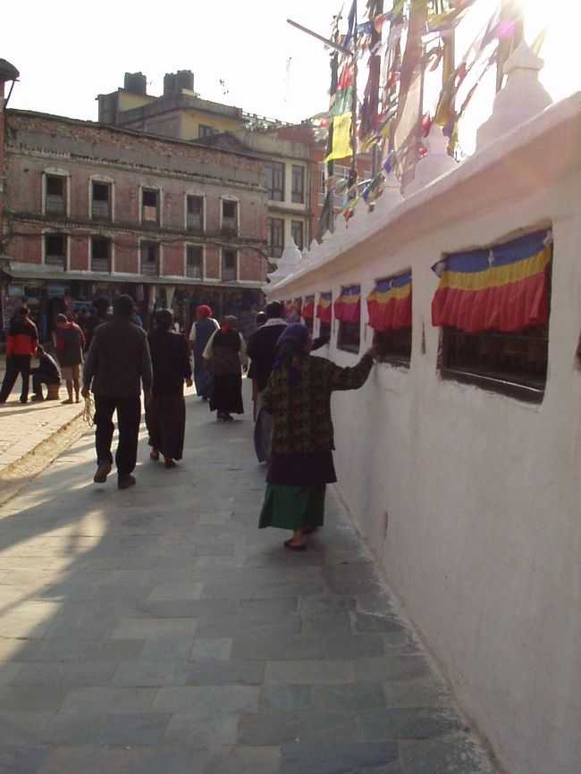 ボダナートで皆マニ車まわしてます。回す方向は決まっているので気をつけて。