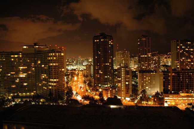 ヒルトンハワイアンビレッジからの夜景です。ホノルルはブランド好きの方にはたまらないショッピング天国でしょうが、日本人が多いのがちょとねぇ(^^ゞ。