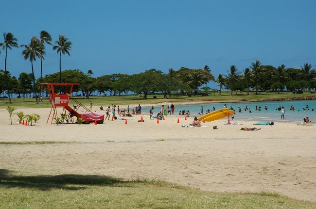 オアフ島ドライブの途中で見つけたホノルル近郊のビーチです。地元の小学生でしょうか、水泳教室をやってました。<br />それにしても、目に沁みるほどの空と海の色は「ハワイにきたぜ！」と叫びたくなるほど美しい。