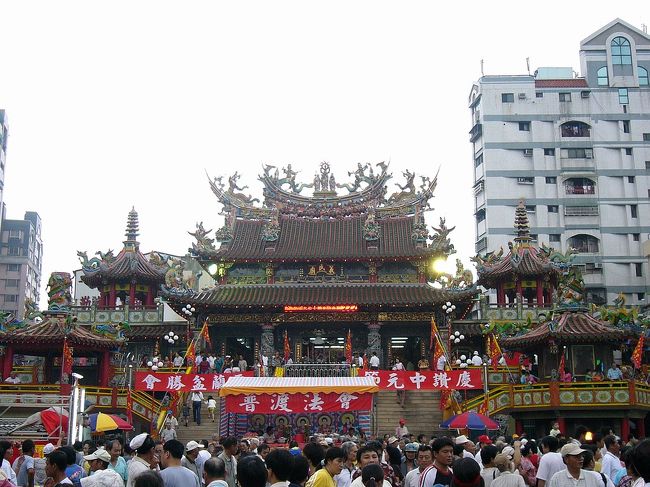 旧暦７月１５日の昼下がり、三民区の義民廟で行われた盂蘭盆会を見に行きました。義民廟とは高雄市一の客家大廟だから、雄豚の競技会も盛んに行われました！