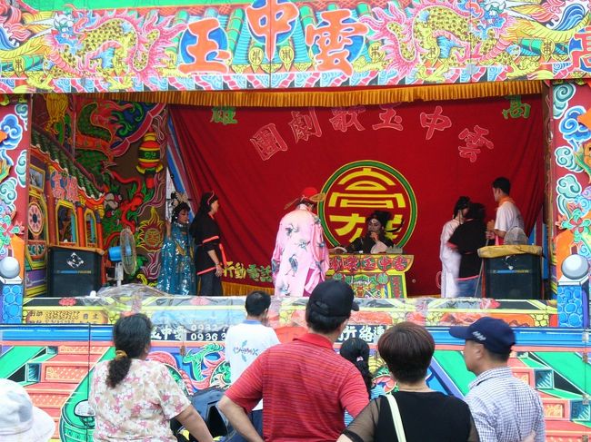 台湾の法会を思えば、歌仔戯という伝統的な露天芝居！これも懐かしかったんですね、隣の婆さんたちの大好きなもの...