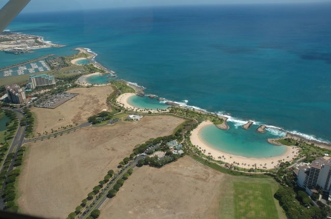 「セスナ体験操縦」<br />セスナに乗りながら撮った上空からの写真です。ハワイでは、セスナやヘリコプターの体験操縦ができるって知ってました？初めてでも、事前にビデオ講習や操縦の仕方をレクチャーしてくれるので誰でも体験できますよ。<br />実は今回のハワイの旅のメインイベントでした。<br />でも、車酔いをする方は十分ご注意を！「ちょっと止めてくださいっ」というわけには参りませんので・・・<br />