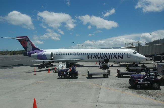 マウイ島カフルイ空港へは、ホノルル空港から国内便のハワイアン航空で移動します。ホノルルからハワイ諸島へはアロハ航空とこのハワイアン航空がそれぞれ飛んでいてほんの30分くらいのフライトです。