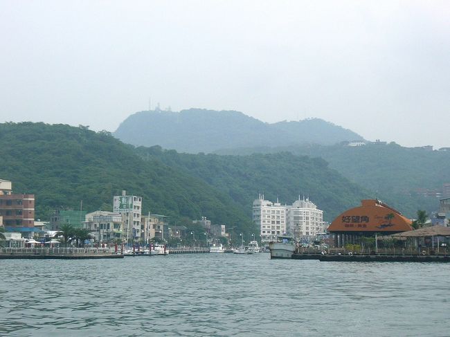 フェリーが高雄港の真中にゆっくり走って来て、畳まれるような寿山は綺麗だった。