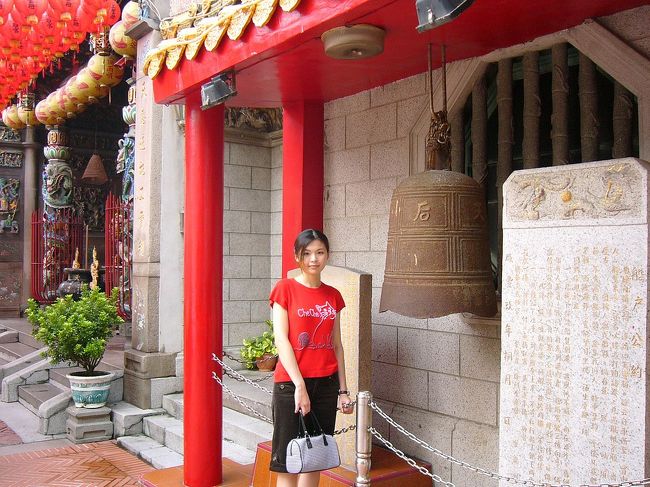 天后宮の石碑二枚や鐘。古典的なやさしさがいっぱいあふれている...