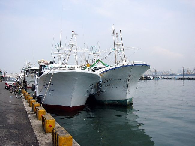 更に南へ進みと中洲漁港に到着。昔はここに来たことがなかったと思うんですが、もしあったら、きっと小学時代以前のことだもん！３人くらいの外人漁民は左の漁船の上に住んでるようだね、まさかそれは噂の海上船屋ですか？