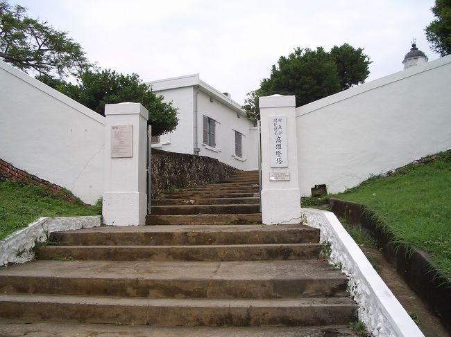 旗山という丘はあんまり高くないんですが、登れば登るほど暑くなりました！灯台の入り口までただ５分ぐらいかかったけど、全身はもう濡れ濡れ。