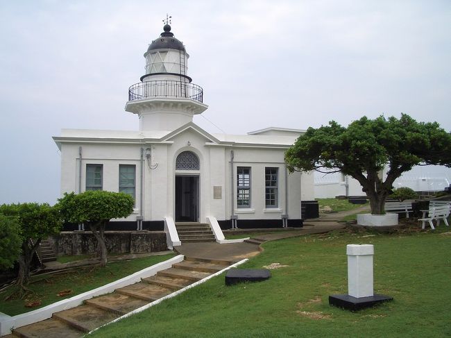 高雄の光という高雄灯台は旗津島の最北端である。清光緒９年（１８８３）建てられ、日治時代建て直された高雄灯台は先に紹介した通りに台湾本島二番古い灯台です（一番古いのは昔、日本帝国最南端の灯台と呼ばれた鵞鑾鼻（がらんび）灯台）。さー、中に入りましょう！