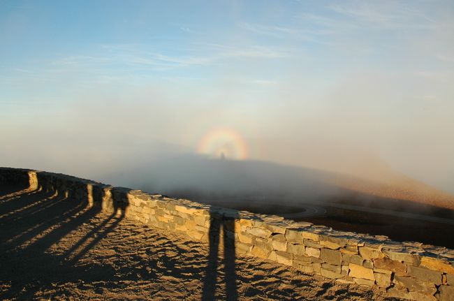生まれて初めての「ブロッケン現象」を体験。太陽を背にした時に体に反射した光が散乱して雲や霧に虹のように見えるもので、山岳でまれに遭遇する現象です。光の影（角度）と雲や霧の位置がうまく合っていないと見えません。これがまさしく御来迎(ごらいごう)であります。（阿弥陀如来みたいなやつですね）。でもたった一人で山に登っていてこれをみたら、向こう側に怪物でもいるのかと思っちゃいますね。