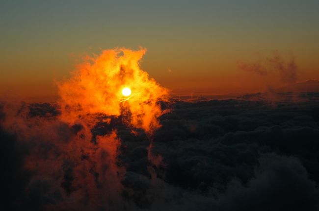標高3055mからのサンセットです。沈みゆく太陽をみていると“地球が動いている”ことを実感します。幻想的でもあり、なぜか鳥肌が立ってしまいます。目の前を浮き雲がスウーッと通過していきました。こんなの地表では見られないよなあ。<br />隣に立っていたハネムーンらしきアメリカ人カップルは、ブチュー♡ってずっとしてたけど(^^ゞ。（すこしぐらい景色見ろよ〜！）