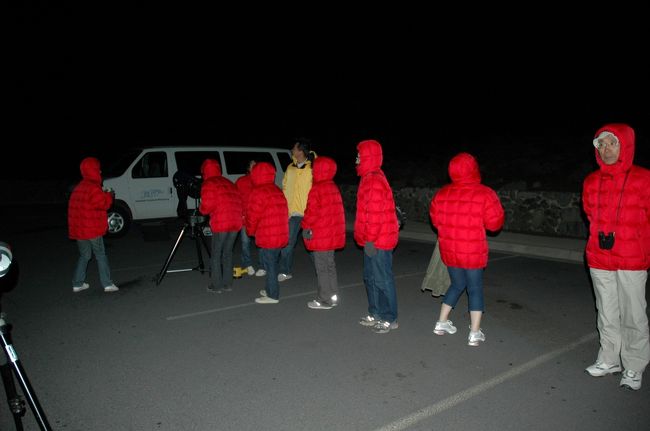 いよいよ暗くなって星空観察が始まります。標高3055mですからハワイといえどもメチャメチャ寒いです。ごらんの通り、ツアー全員にダウンジャケットが支給されますが、下半身は寒いままです。参加されるときは女性も長ズボンじゃないととても耐えられません。<br />観察前にはあったかいお弁当とお茶がふるまわれますが、とてもありがたく感じます。