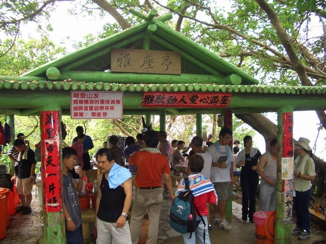 山上の名所の一つである、雅座亭に通り過ぎたと少々休むようにしました。数人の熱心家は雨の日も変わらずに毎日、水やお茶を山上のここまで運んで来ます、だからここに来た皆は彼達のおかげで無料で水やお茶を飲めます！ここにいた僕はこの世の暖かい人情を感じれました。