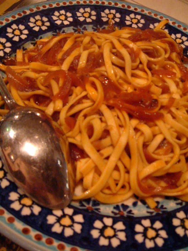 14時15分。ストロッツィ宮近くの裏路地にある「Ostelia Belle Donne」でランチをとることに。<br />ここは雑誌「フィガロ」のフィレンツェ特集に載っていたお店なので、期待が高まる。<br />地元民が集まるお店と言った気取らない雰囲気が素敵で、ホール担当のおじさんはきわめて陽気。<br />常に鼻歌を歌いながら、私たちを楽しませてくれた。<br /><br />頼んだメニューは、野菜サラダとリングイネ アマトリチャーナ、そして1/4サイズのカラフェに入ったハウスワイン赤。<br />これで19.6ユーロ。価格もお手頃だ。<br />まず、どっしりとした味わいのハウスワインに、レベルの高さを実感する。<br />パスタは生パスタで、しっかりコシがあり、トマトと玉ねぎだけのシンプルだけど濃厚なソースがよく絡んでいた。<br />サラダも素材の濃い味わいが感じられて美味。<br />セコンドやドルチェも頼みたいところだったが、今日は時間が限られているので、軽いランチということで、名残惜しくも店をあとにした。