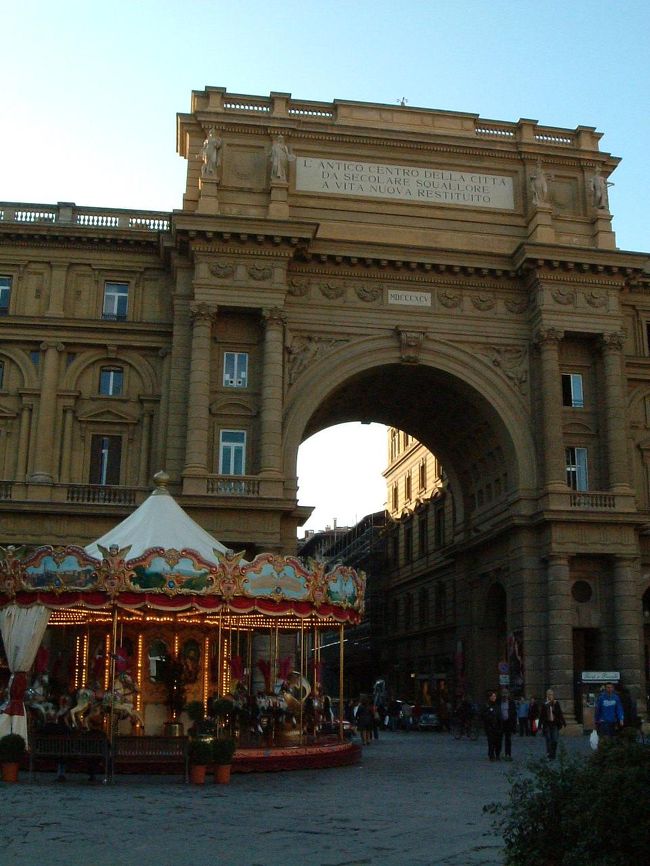 ランチを終え、レプッブリカ広場へ。<br />2年前に来た時にはなかった大きなメリーゴーランドがおかれていて驚く。<br />続いて革製品や織物の屋台が並ぶメルカート ヌォーヴォのロッジアで、手頃なお土産を探す。<br />母は、フィレンツェらしい百合の紋章が描かれたレザーのブックカバーを購入していた。<br />広場の脇にある、「なでるとフィレンツェ来訪がかなう」という噂の青銅のイノシシ像も忘れずになでておいた。