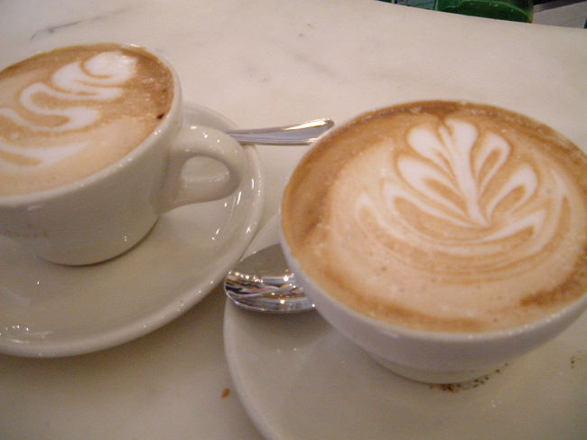 今日の朝食は、イタリア人に習ってバールでカプチーノ&amp;デニッシュを立ち食い。<br />朝9時からオープンするドゥオモのクーポラに真っ先に登りたくて、ドゥオモ広場にある「Scudieri（スクディエリ）」という店を選ぶ。<br />1939年創業の老舗バールで、愛想の良いおばあちゃんウェイトレスの笑顔がとびきりキュートだった。<br />さくさくのデニッシュと、深みのある味わいのカプチーノに感激。<br />しかも、泡にはそれぞれ違う模様を描いてくれた。<br />ホテルの味気ない朝食を無視してきて良かった！