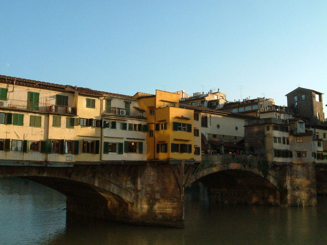 15時30分頃。いよいよポンテヴェッキオへ。<br />渡る前に、まずは橋の上に商店が連なっている様子を実感するべく、右岸からの姿を堪能。<br />その後、橋を渡りながら、立ち並ぶ貴金属店をチェック。<br />結構高価なお店が多い。<br />途中、中央のスペースでアルノ川を背景に記念撮影。<br />アルノ川左岸（オルトラルノ）へ渡り、革製品や文房具、食料品などのお店が連なるグイッチャルッティーニ通りでウィンドウショッピングを楽しみながら、ピッティ宮を目指した。<br /><br />＊右岸からポンテヴェッキオの写真を撮る場合、歩道がものすごく細いので、車やバイクでのスリに気をつけた方が良いでしょう。