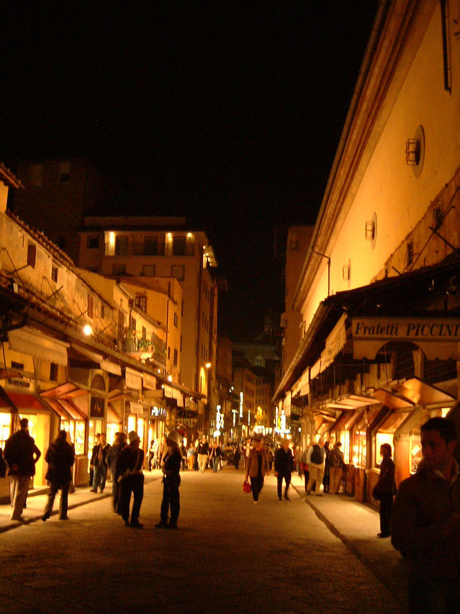 職人の工房や古いトラットリアが立ち並ぶアルノ川左岸の通りをぶらぶら歩き、再びポンテヴェッキオに戻る頃には、すっかり辺りが暗くなっていた。<br />街頭が灯され、昼間見た姿とは全く異なる雰囲気のポンテヴェッキオは、相変わらず人出が多く、活気にあふれている。<br />夜の顔に変わった町並みを鑑賞するべく、レプッブリカ広場やシニョリーア広場、ドゥオモ広場などにも再び足を運んでみた。<br />どこを見ても、陰影が付いたことで、迫力のある建築美がいっそう際立っていた。