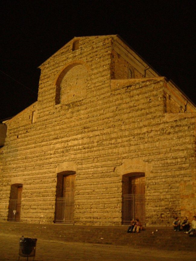 18時30分。<br />宿泊地がフィレンツェの隣町、PRATOだったため、この街に滞在出来る時間はあとわずか。<br />帰りのバスが発着するサンタ マリア ノヴェッラ駅に戻りがてら、メディチ リッカルディ宮、サン ロレンツォ教会、メディチ家礼拝堂を見学する。<br />途中、中央市場の活気あふれる様子やサンタ マリア ノヴェッラ教会の姿も眺めることができた。<br />駅前のバスターミナルにて、ドゥオモ広場周辺のピッツェリアで購入しておいたピッツァとカルツォーネをさくっと平らげ、19時03分、PRATO行きのバスに乗り込む。<br />わずか1日のフィレンツェダイジェストツアーは、こうして幕を閉じた。