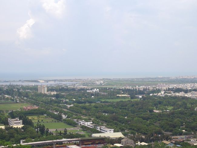 展望台より北高雄の軍区や左営軍港を眺めました。軍区だから高いビルがないねぇ..