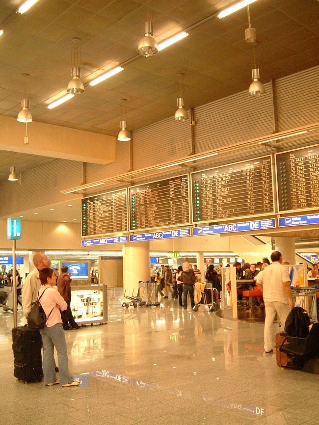 南フランスとイタリアを巡る8日間のツアーに参加した私達。<br />ラッキーにも、フランクフルトでの乗り継ぎに5時間の余裕があったので、ツアー会社の計らいで、無料で簡単な市内観光に出かけることができた。<br />降り立ったことのある都市の数が増え、「しめしめ！」という感じである。<br /><br />ヨーロッパ指折りの巨大空港、フランクフルト空港。<br />予想したより古く、時刻表は「ザ ベストテン」のようなパタパタとめくるタイプだった。<br />いくつものターミナルがあるようだが、私が降り立ったターミナルはさほど大きくなかったため、巨大空港の全貌は垣間みることができず残念だった。