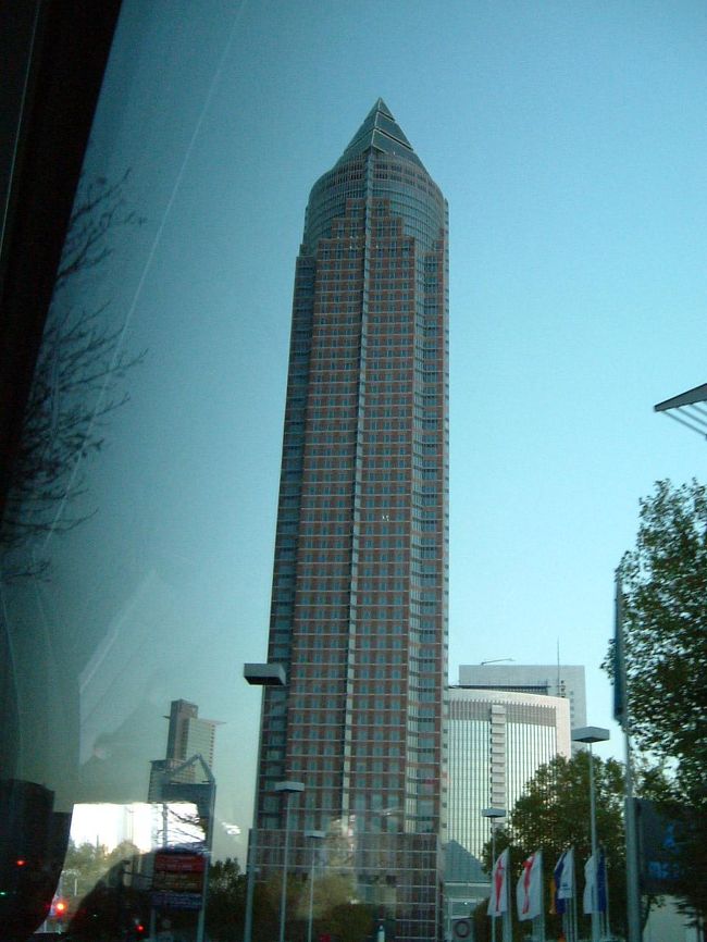 シャトルバスにのり込み、旧市街へと向かう。<br />道中、ガイドさんがフランクフルトの歴史を話しつつ、車窓の風景をていねいに解説してくれた。<br /><br />フランクフルトの街は、戦争で大規模な空爆にあい、ほとんどの歴史的建物が崩壊したため、近代建築が多いそうだ。<br />空港に着陸する前にも感じたが、「ここがヨーロッパ?!」と疑うほど、奇抜な建物が多いことに驚く。<br />どれもほとんど同じような顔をした東京の高層ビル群に比べると、個性が強いものが多い。<br />単純な真四角のビルというものが極端に少ないのだ。<br />これまで比較的古い街並を守り続けている国しか行ったことがなかったため、非常に新鮮だった。