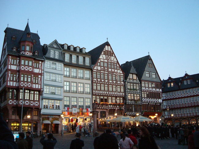 旧市庁舎があるレーマー広場。<br />昔のドイツの街並が再現されているだけあって、ようやくドイツに来たという実感がわいて来た。<br />中央の噴水を囲むようにレストランや雑貨店などが立ち並んでいる。<br />残念なことに、この日は日曜だったので、ほとんどのショップは休業していた。<br />ライトアップされた夕暮れ時の風景がとても美しいこの広場。<br />19時過ぎに再び訪れた際には、既にしっかり消灯されていた。<br />点灯しているのはレストランの薄暗い灯りのみ。<br />「せっかくキレイなんだから、もっと長い時間点灯してもいいのでは?」 と思わずにはいられなかった。