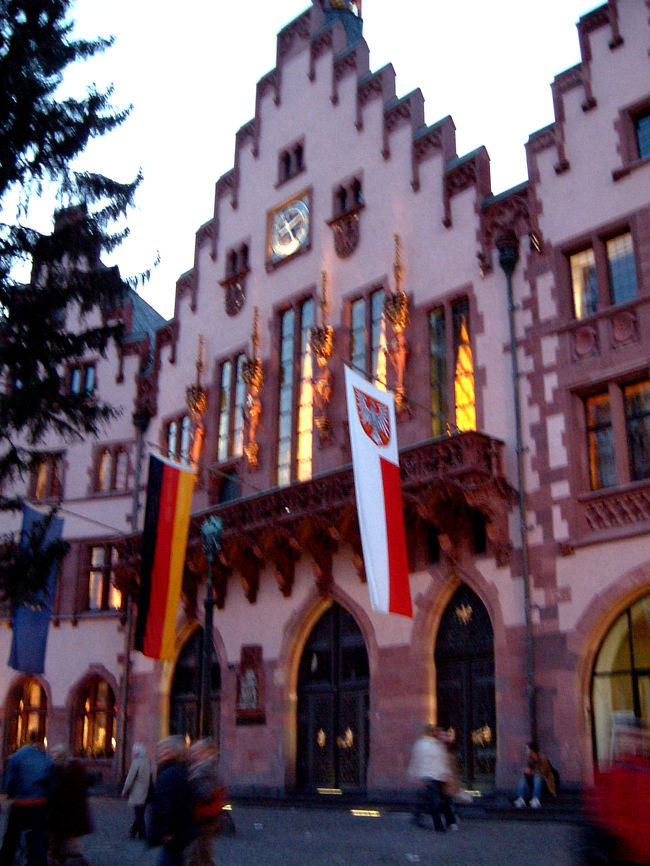 広場に面して建っている旧市庁舎。<br />2002年ワールドカップで準優勝を果たしたドイツ代表一行は、ここのテラスに立ち、市民からの歓迎を受けたとか。