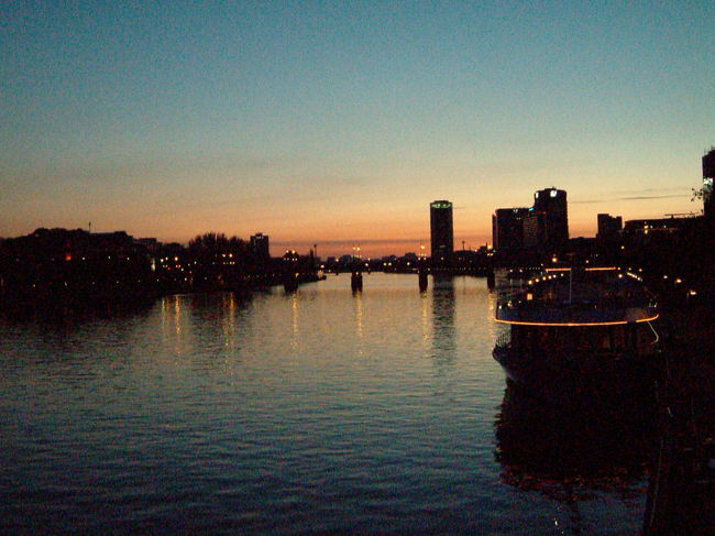 ライン川の支流、マイン川。<br />橋の上からは、近代的な高層建築と旧市街のヨーロピアンな街並の両方が望める。<br />ちょうど日が落ちて、街に灯りが灯り始めた頃に橋を渡ったら、このような美しい夕景が楽しめた。